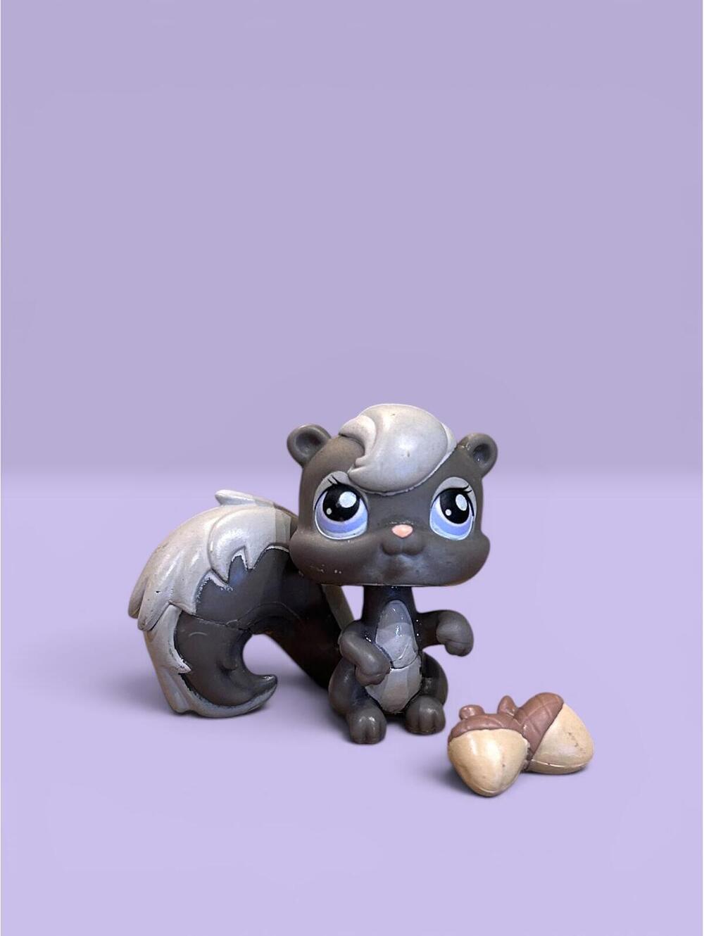 Littlest Pet Shop LPS Gray Squirrel #132 with Acorn Accessory